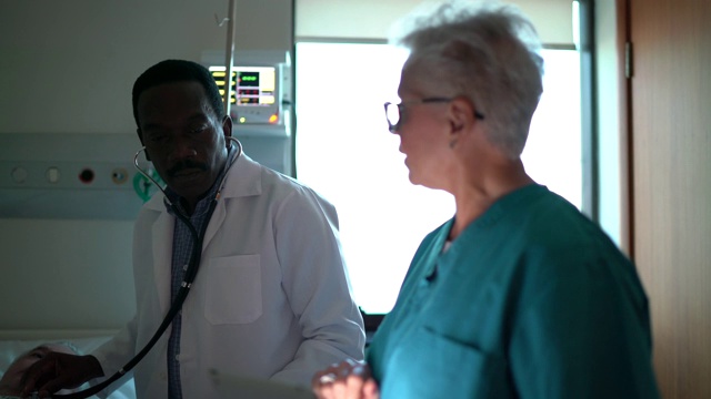 医疗工作者和病人在病房使用数字平板电脑视频下载