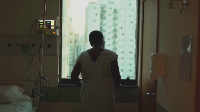 老病人透过医院的窗户往外看视频下载
