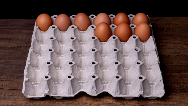 4k定格组鸡蛋在面板和距离。视频下载