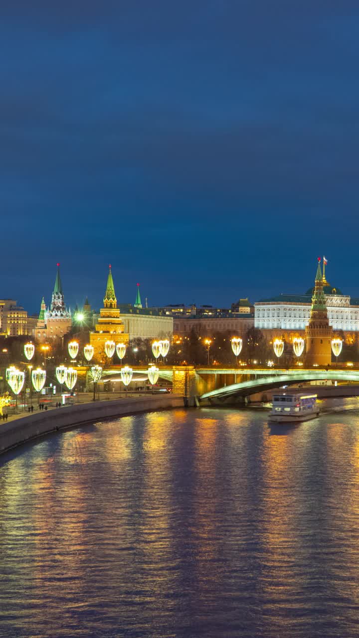 黄昏时分的莫斯科河和克里姆林宫的垂直镜头视频下载