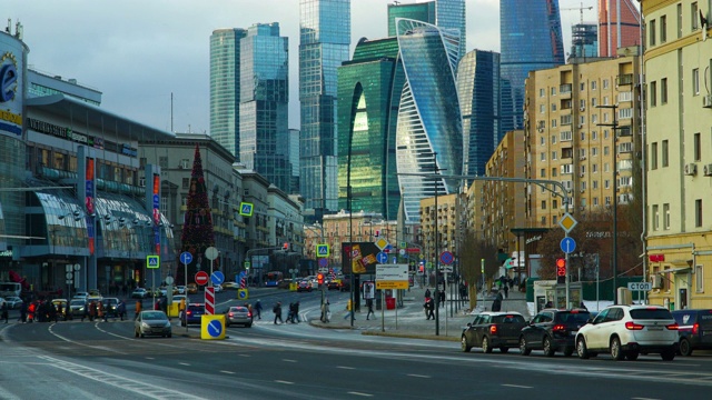 在俄罗斯莫斯科，封锁了摩天大楼的城市景观和多云的天空下的交通视频素材