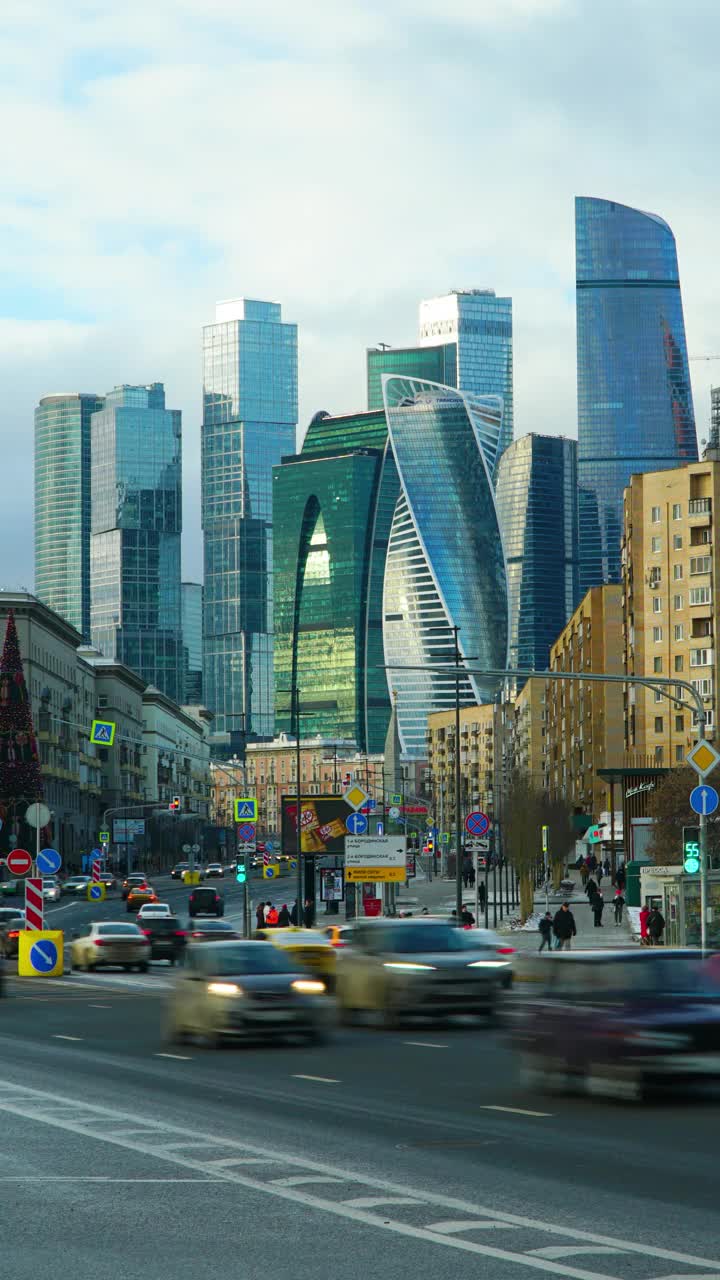垂直时间的摩天大楼城市景观和交通与多云的天空在莫斯科，俄罗斯视频素材