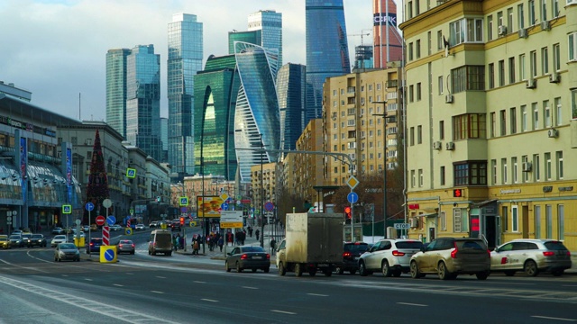 多利在俄罗斯莫斯科留下了一段时间的摩天大楼城市景观和多云的天空交通视频下载