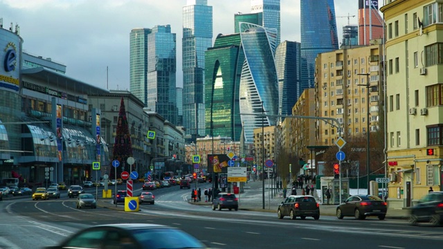 缩小时间的摩天大楼城市景观和交通与多云的天空在莫斯科，俄罗斯视频素材