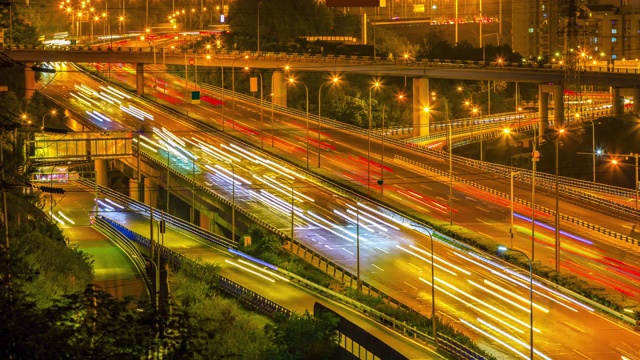 中国重庆，夜间城市高架路交通繁忙。视频素材