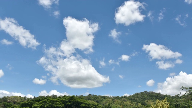 在晴朗的日子里，在蓝天上移动的白云的全高清延时视频下载