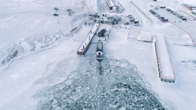 冬季渡轮到奥尔洪岛顶视图船浮在结冰的贝加尔湖表面。视频素材