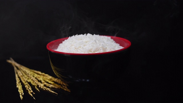 煮熟的米饭和烟在一个黑碗视频下载