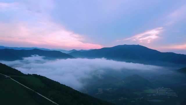 韩国江原道江陵溪“Anbandegi”田上的雾视频素材