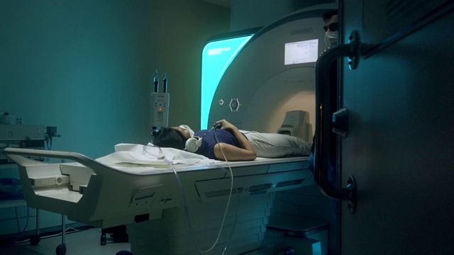 在医院戴口罩进行核磁共振扫描视频下载
