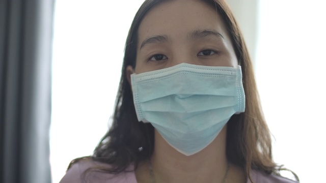 戴面具的亚洲女人视频素材