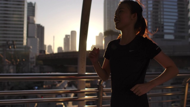 亚洲女人在城市跑步视频下载