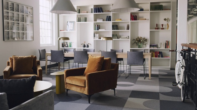 开放式的工作空间和富有创意的家具可以提高生产力视频素材