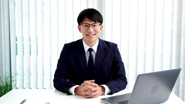 肖像快乐自信帅气的CEO成熟的亚洲商人在镜头下，在办公室，工作职业的生活方式视频下载