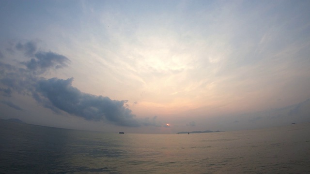 时间推移运动，海浪和船背景云移动快，金色的光日出在早晨的天空视频素材