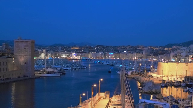 马赛老港口和圣约翰堡的夜晚。法国马赛的视频素材