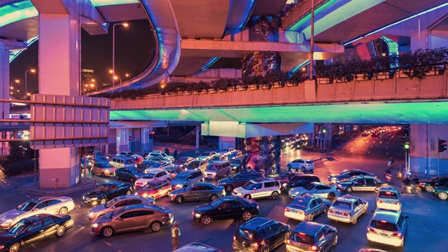 这是上海市中心一个霓虹照明的十字路口，在交通高峰时段非常繁忙视频素材