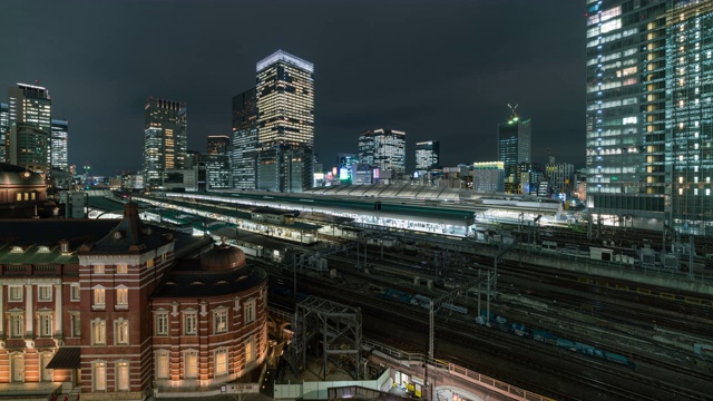 东京站的时间流逝与各种建筑、城市景观和交通道路在东京，日本视频素材