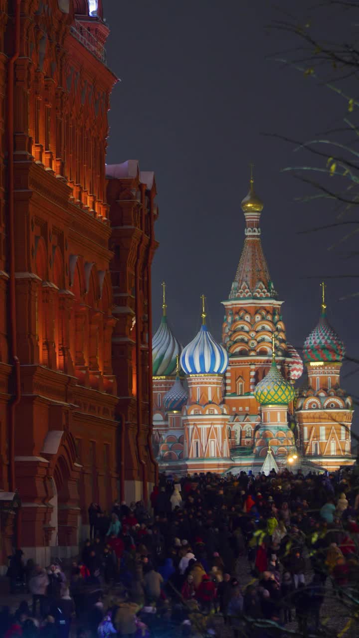 在俄罗斯莫斯科，新年的夜晚，红场上挤满了人视频下载