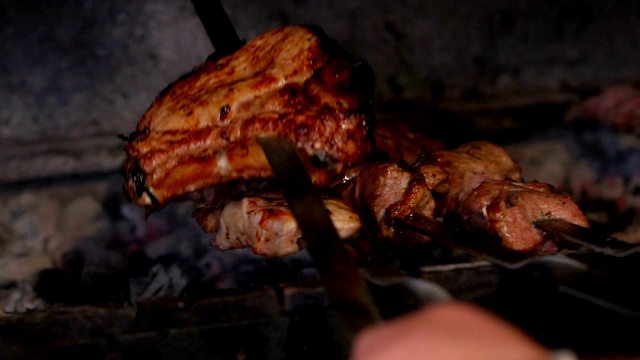 美味的烤的食物。用火煮的猪肉。街头食品。烧烤聚会。视频素材