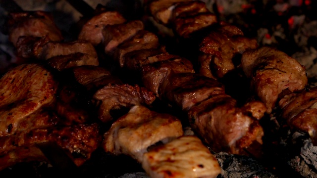 美味的烤的食物。用火煮的猪肉。街头食品。烧烤聚会。视频素材