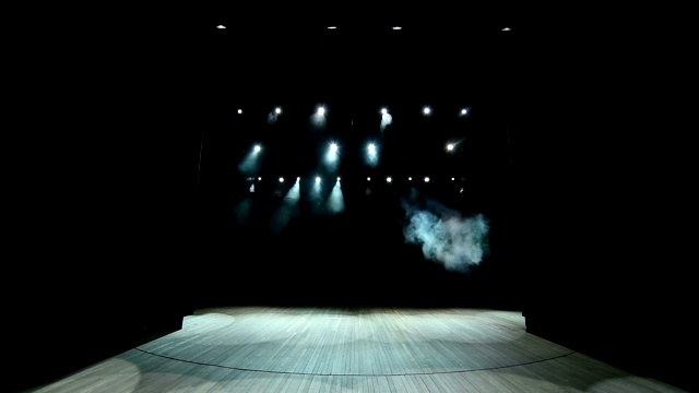 明亮的舞台灯光闪烁。照明设备。照明设计师。舞台上的烟雾。视频素材