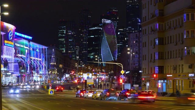 放大俄罗斯莫斯科摩天大楼城市景观和交通的时间推移视频素材