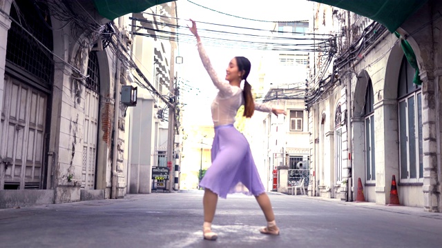 年轻美丽的芭蕾舞演员沿着街道跳舞视频下载