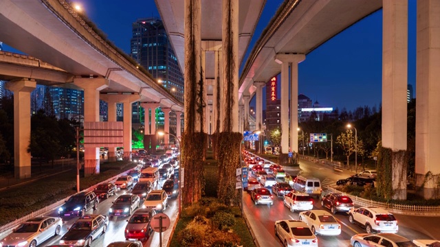 上海市中心一个十字路口的时间流逝，繁忙的交通视频素材