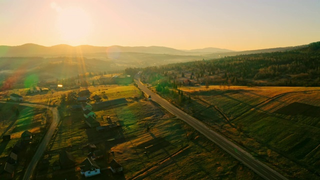 鸟瞰日落时的乡村景色视频素材