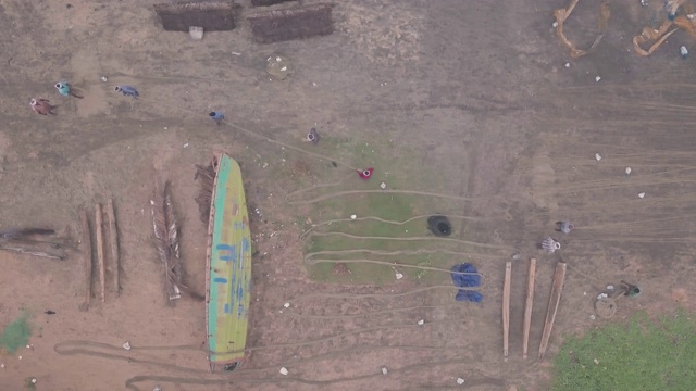 在印度瓦尔卡拉渔网上工作的渔民。自上而下的无人机视图视频素材