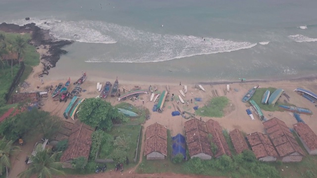 印度瓦尔卡拉附近印度洋上的一个渔村。空中无人机视图视频素材