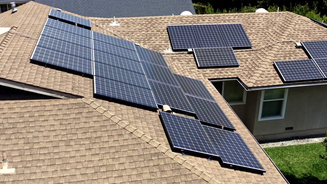 家用太阳能电池板天线视频素材