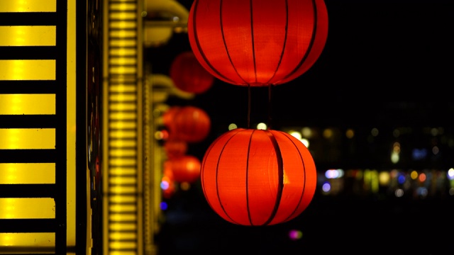 越南，晚上街上挂着中国的红灯笼视频素材