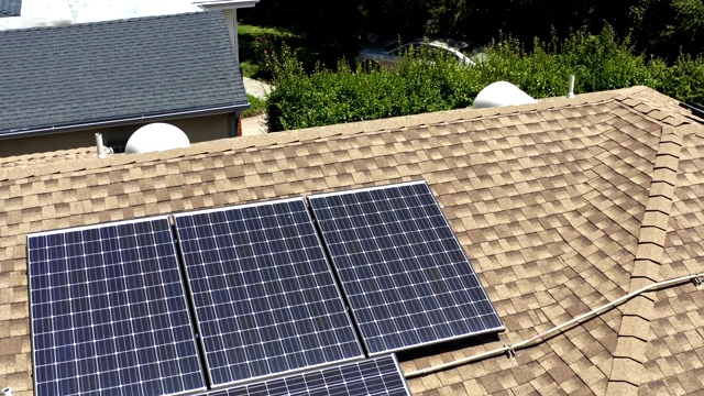 家用太阳能电池板天线视频素材