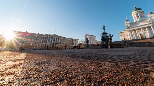 时间流逝:游客聚集在赫尔辛基参议院广场，广场上有亚历山大二世的雕像视频下载