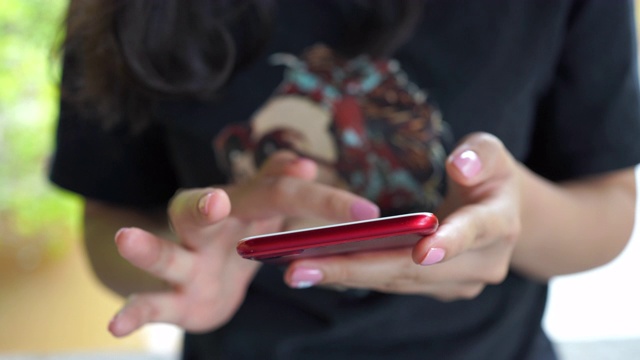 女人使用智能手机的特写手视频素材