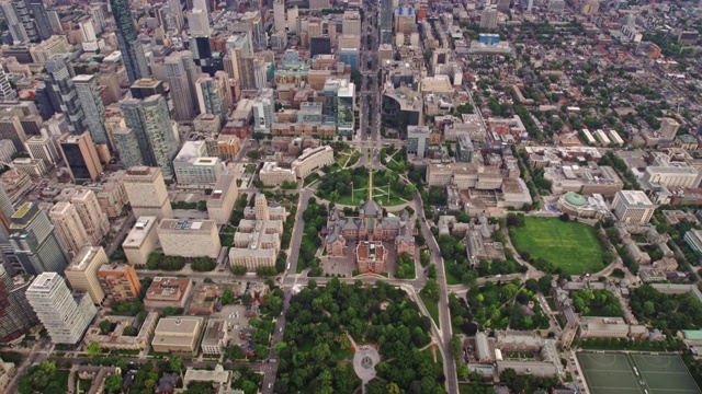 从皇后公园飞向安大略省多伦多市中心视频下载