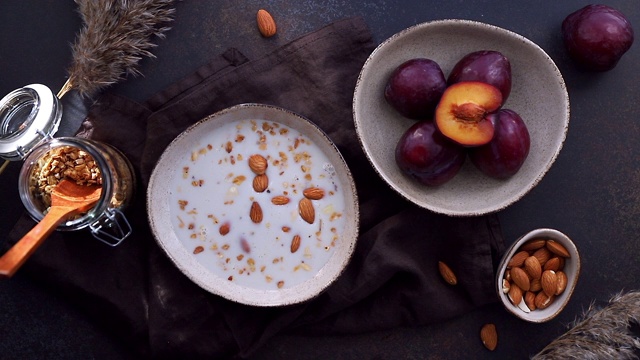 在碗中加入杏仁和牛奶。健康能量早餐的概念视频下载