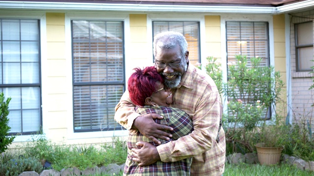 一对老非裔美国人在家门口拥抱视频素材