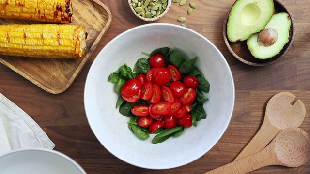 将樱桃番茄放入碗中。健康饮食理念，用蔬菜制作健康的夏季沙拉。从以上观点。视频素材