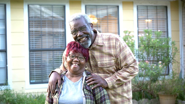 一对老非裔美国人在家门口拥抱视频素材