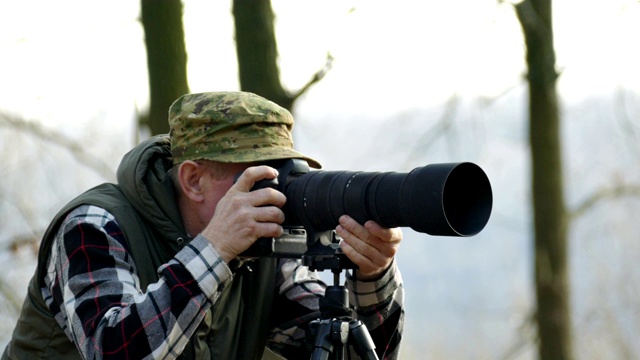4 k。风景摄影师的脸用相机在秋木中工作视频下载