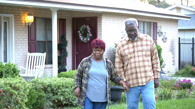 一对老非裔美国夫妇走在家门口视频素材