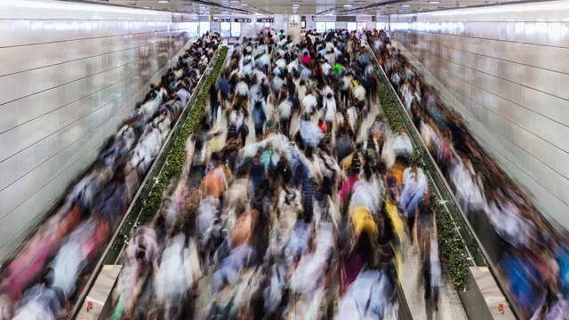 香港中环地铁站内使用自动扶梯的商务人士和通勤者的时间流逝视频素材