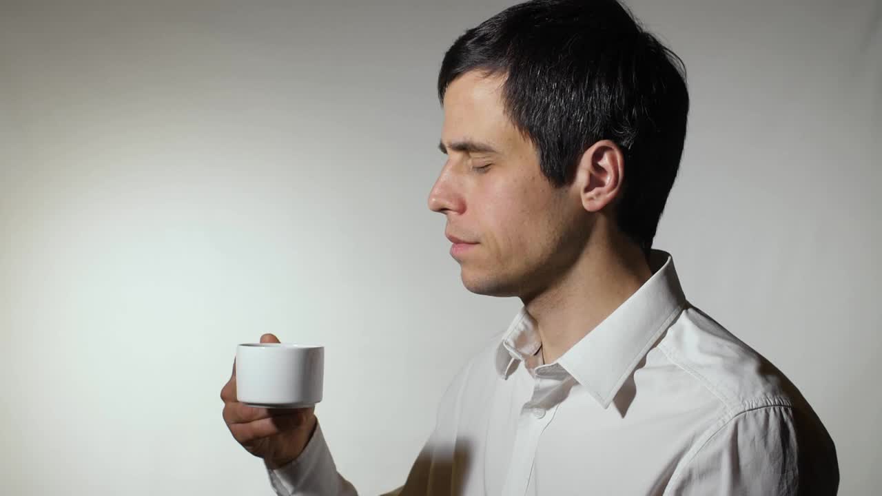 男子吐出热的或无味的咖啡视频素材