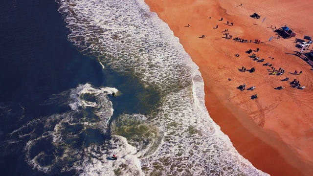 飞过沙滩。海浪在大西洋海岸的沙滩上破碎，鸟瞰图。挤,葡萄牙视频素材