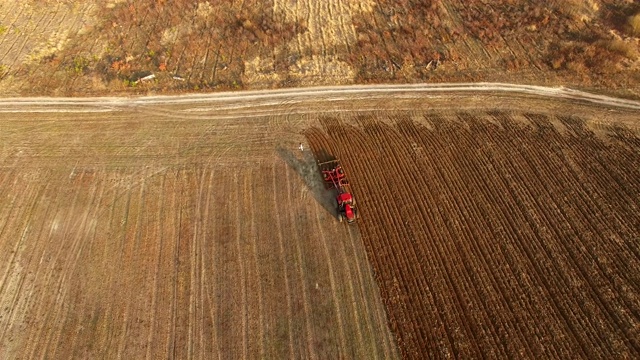 4 k天线。拖拉机在农业区犁田，后方飞行视频下载