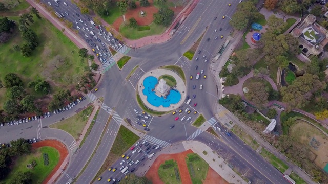 空中视图的布宜诺斯艾利斯城市街道大道旋转与汽车/交通视频素材