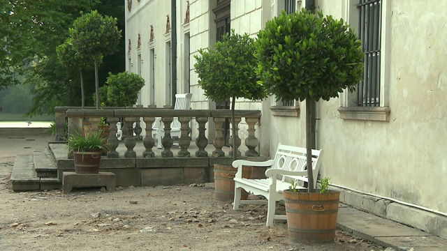 尼伯罗宫前的白色长凳视频下载